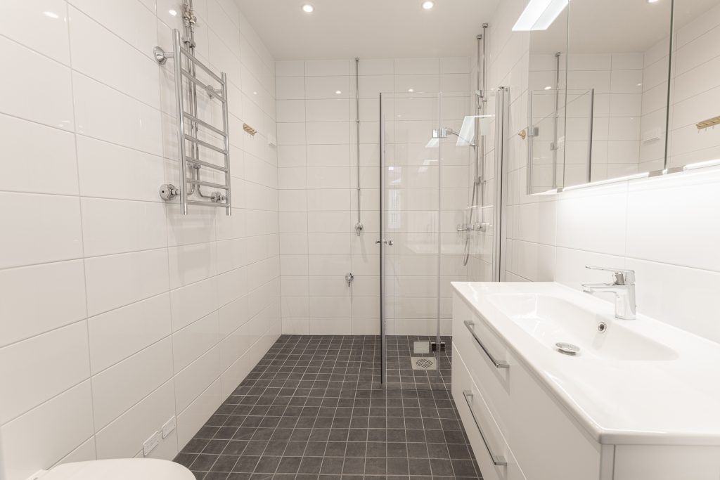 Putkiremontoitu ja laajennettu kylpyhuone. Seinä-wc on entisen käytävän kohdalla. 