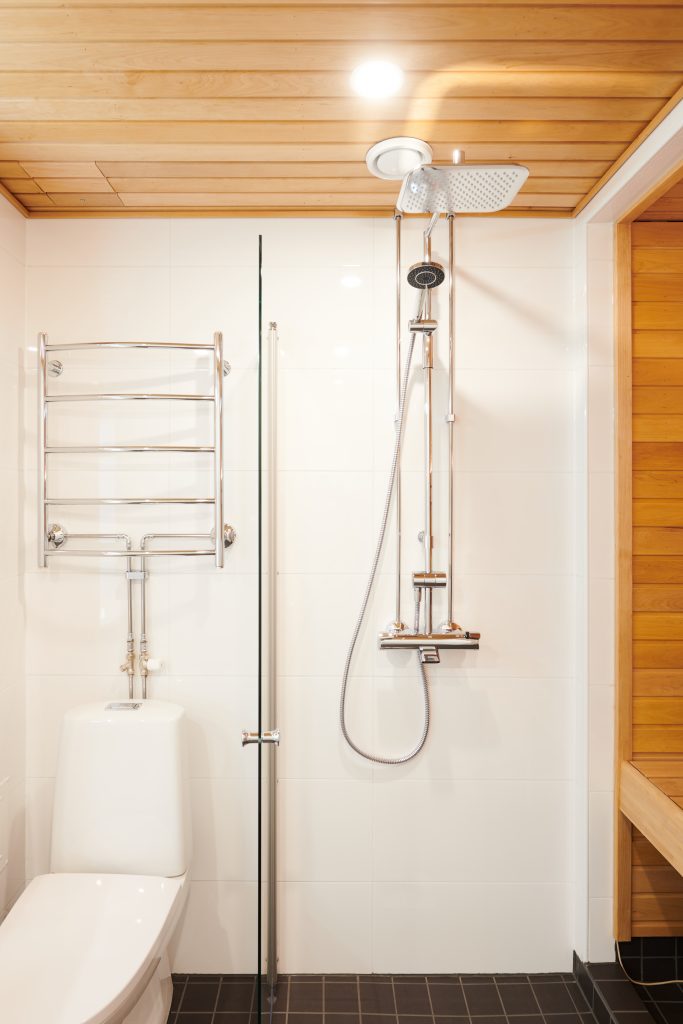 Kylpyhuone sadesuihkulla ja saunalla
