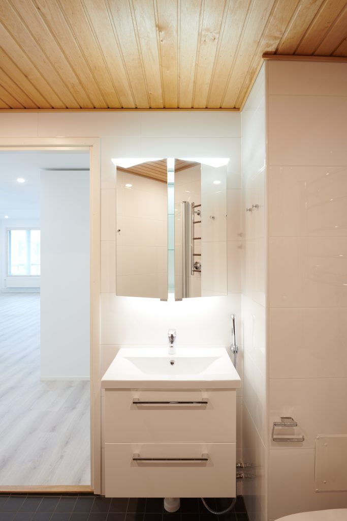 Kylpyhuoneremontin yhteydessä vaihdettiin kalusteet